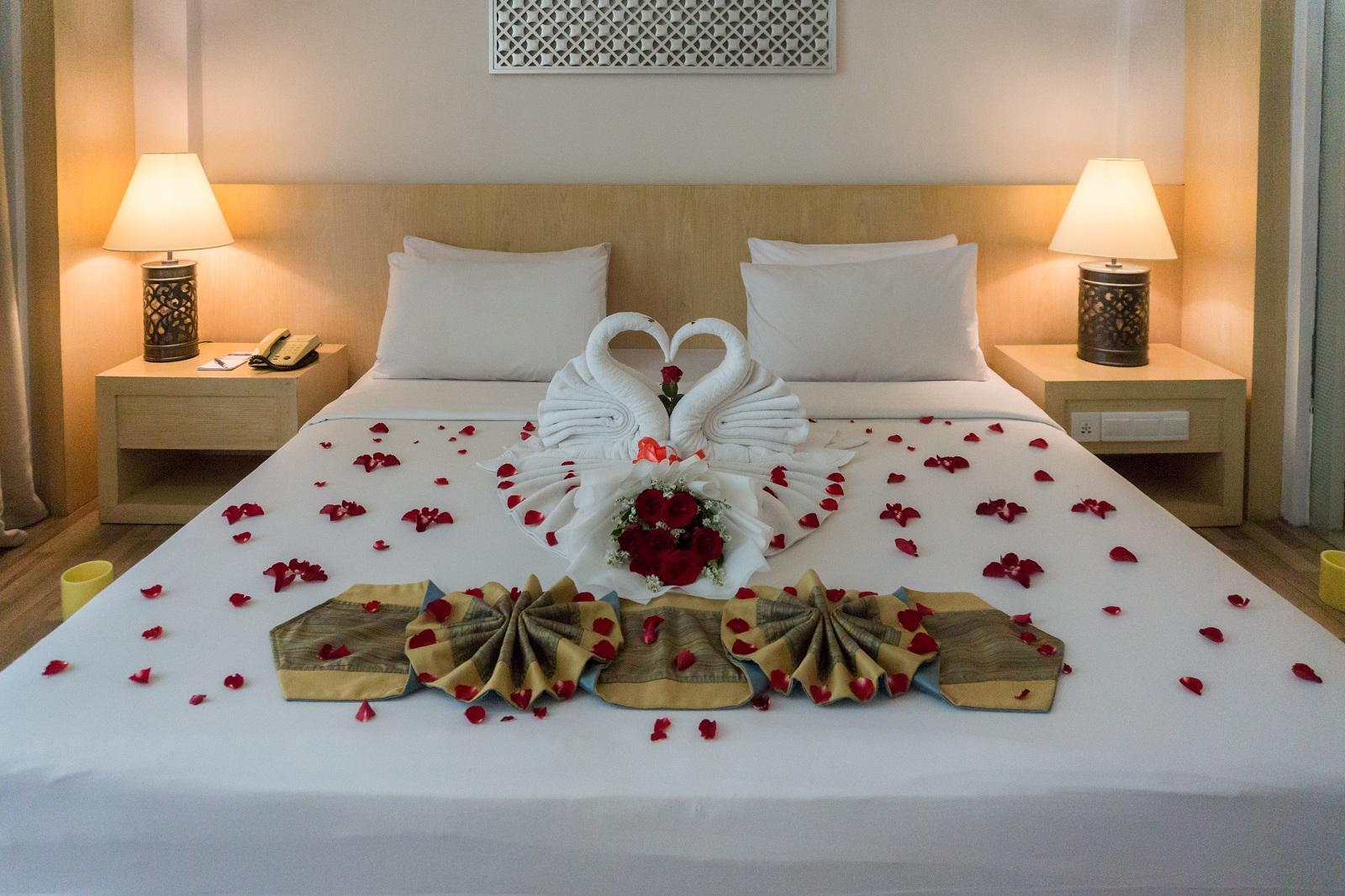 Le Grande Bali Ξενοδοχείο Uluwatu Εξωτερικό φωτογραφία A bed decorated for a honeymoon