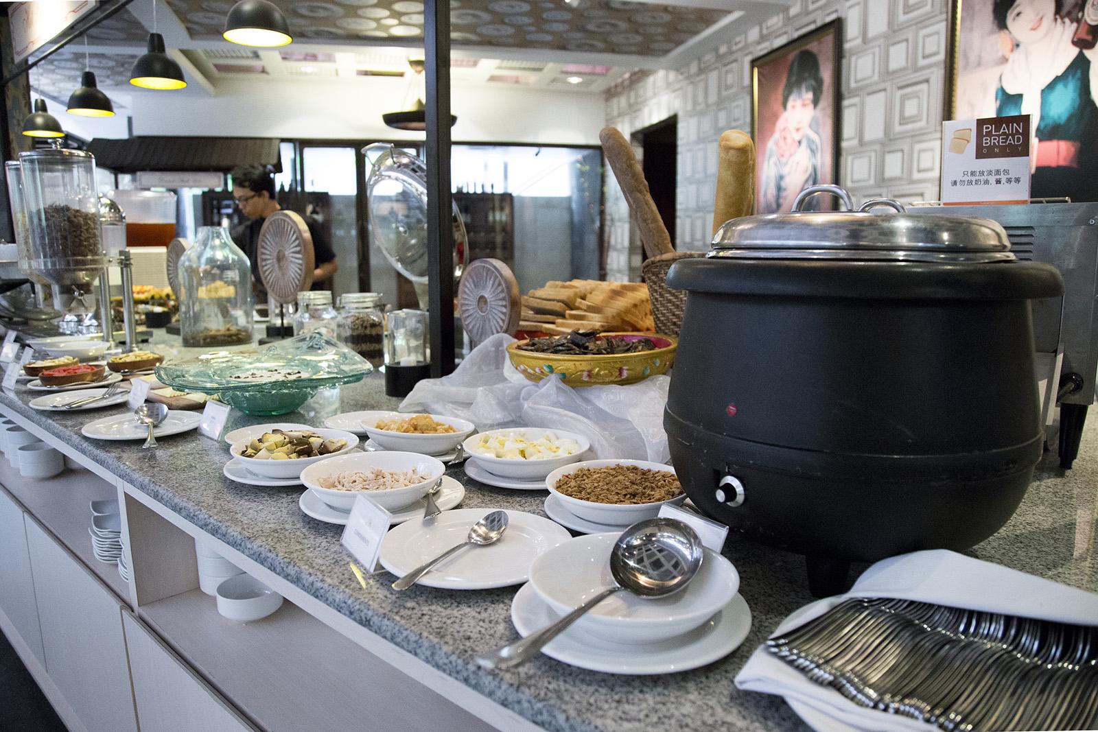 Le Grande Bali Ξενοδοχείο Uluwatu Εξωτερικό φωτογραφία A buffet at a restaurant