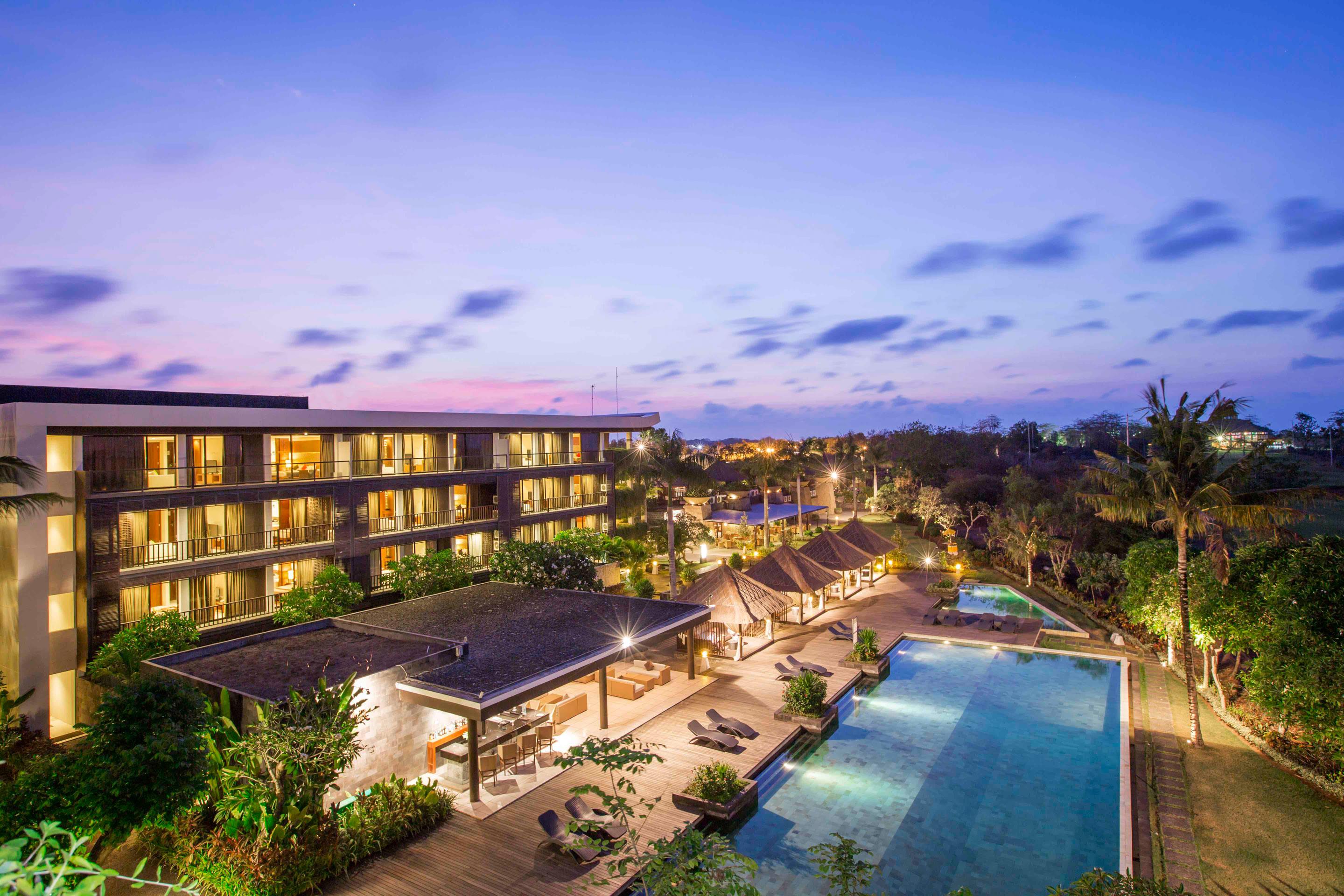 Le Grande Bali Ξενοδοχείο Uluwatu Εξωτερικό φωτογραφία The hotel at dusk