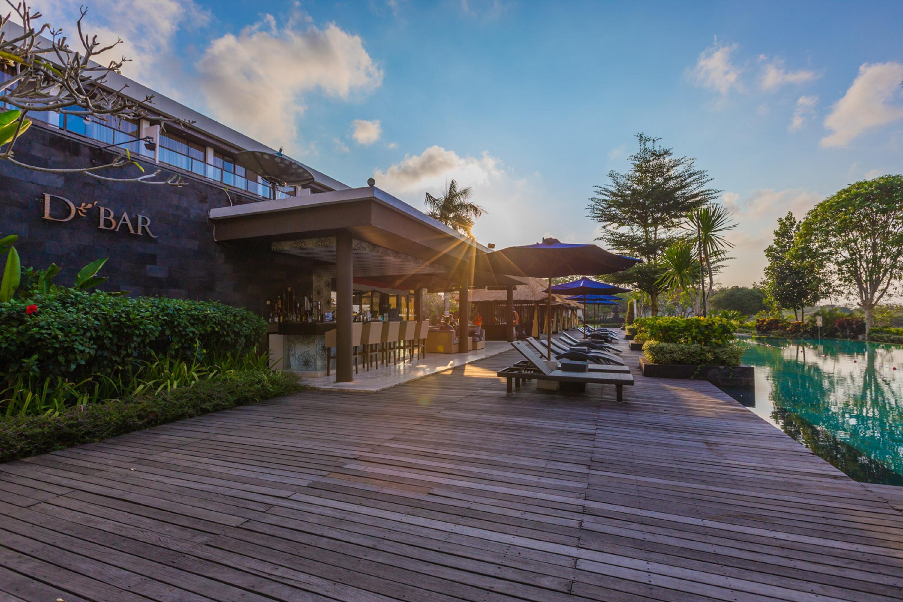 Le Grande Bali Ξενοδοχείο Uluwatu Εξωτερικό φωτογραφία The bar at the pool