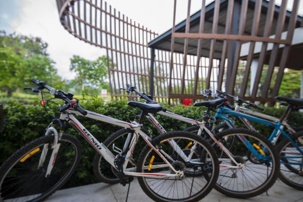 Le Grande Bali Ξενοδοχείο Uluwatu Εξωτερικό φωτογραφία Bicycles at the station