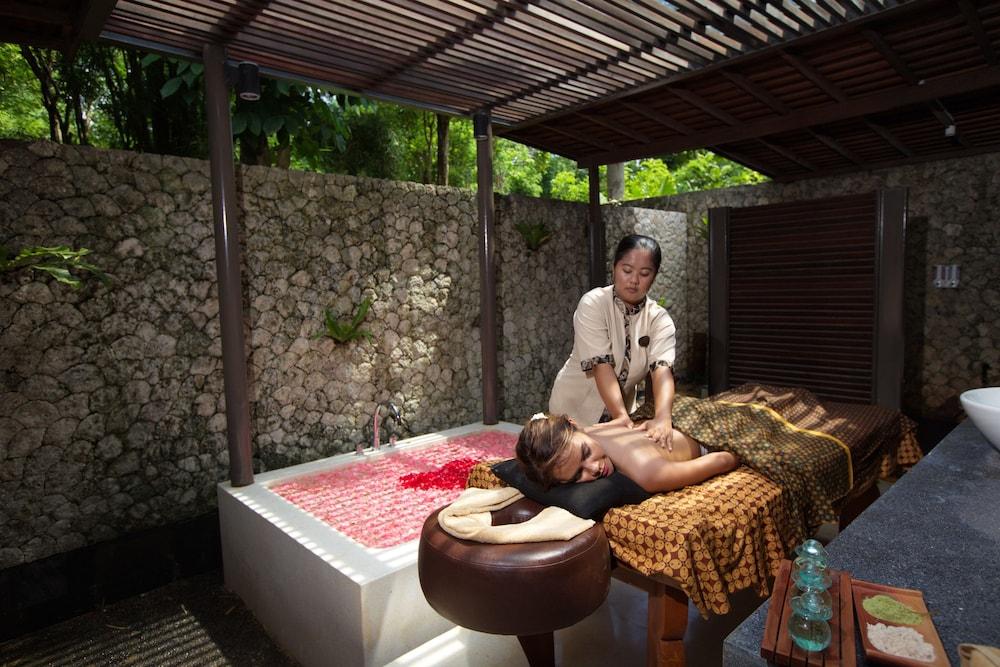 Le Grande Bali Ξενοδοχείο Uluwatu Εξωτερικό φωτογραφία A spa treatment in Bali, Indonesia